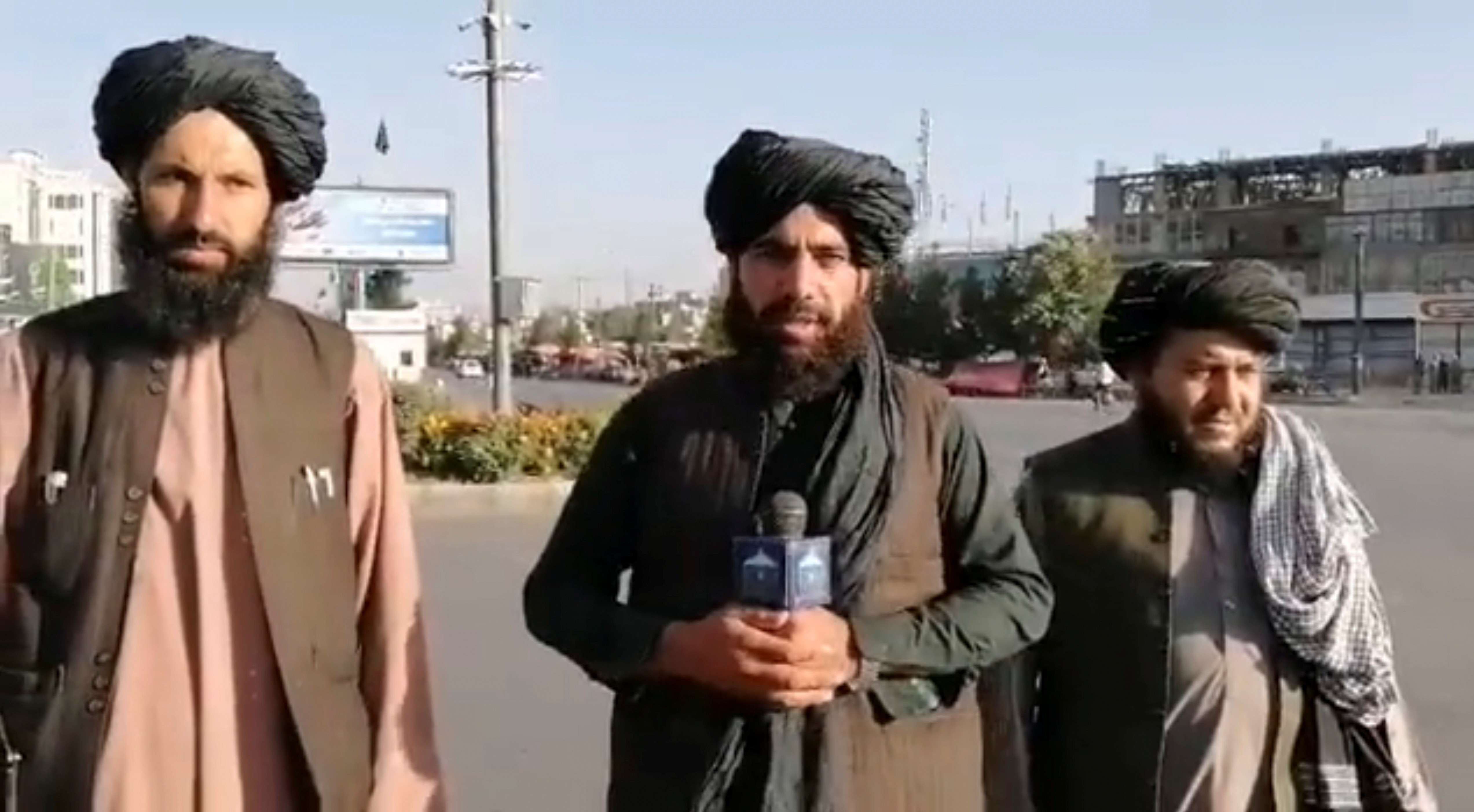 ▲▼一名據稱是塔利班武裝分子的男子在阿富汗喀布爾街頭採訪了一名平民。（圖／路透）
