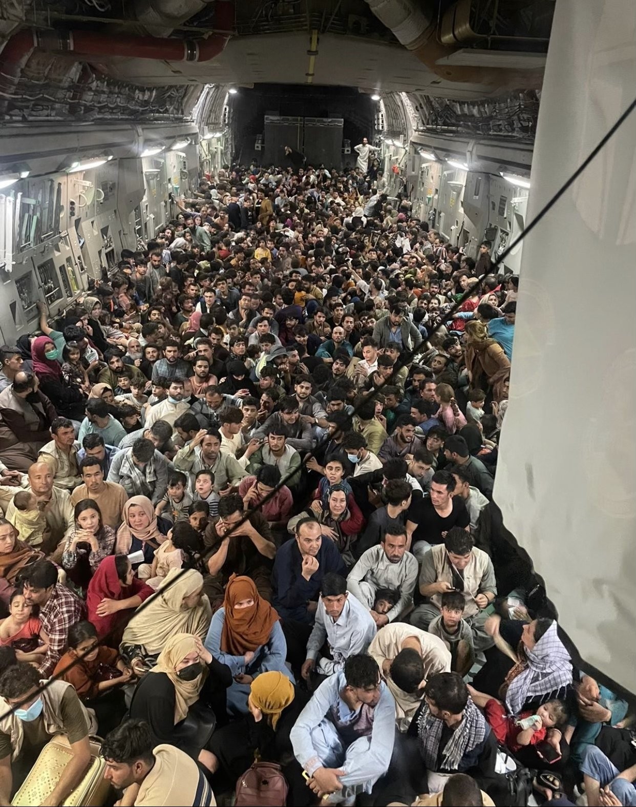 ▲▼ 美國C-17運輸機超載上百人離開喀布爾。（圖／翻攝自Twitter）