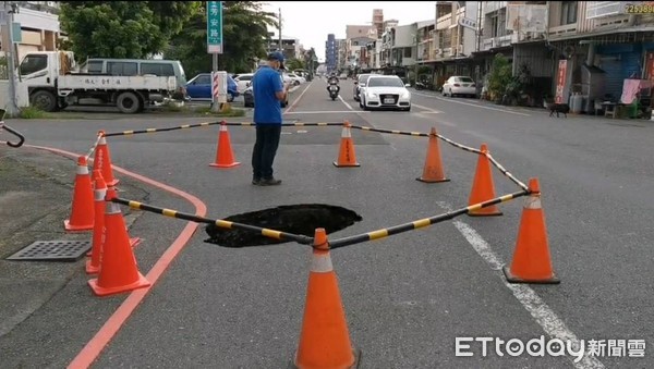 ▲嘉義市芳安路坑洞。（圖／記者翁伊森翻攝）