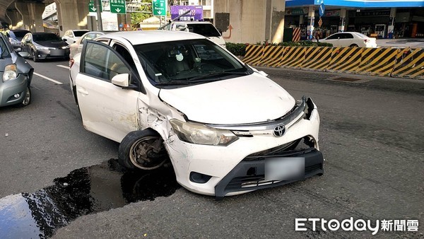 ▲▼高雄毒蟲連撞10車，連警用機車也遭殃。（圖／記者吳奕靖翻攝）