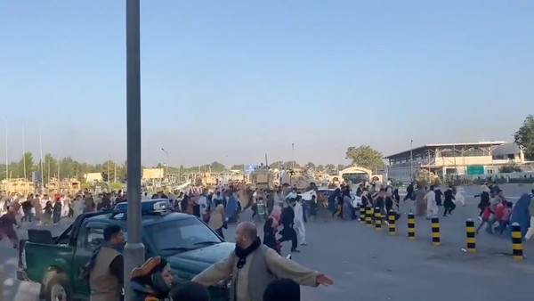 ▲▼在塔利班叛亂分子控制了喀布爾的總統府後，一群人跑向阿富汗喀布爾機場航站樓。（圖／路透）