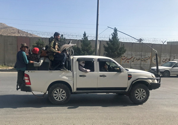 ▲▼塔利班戰士在阿富汗喀布爾乘坐車輛。（圖／路透）