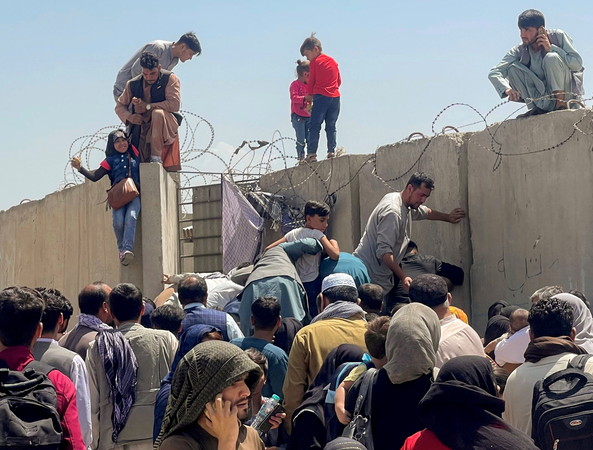 ▲▼男子拉著一名女孩進入阿富汗喀布爾的哈米德卡爾扎伊國際機場。（圖／路透）