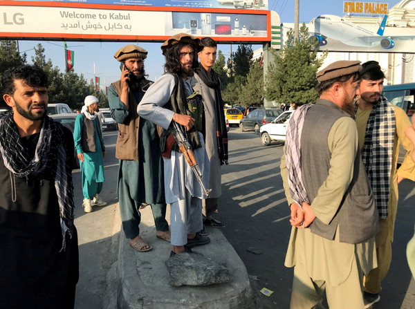 ▲▼一名塔利班成員站在阿富汗喀布爾的哈米德卡爾扎伊國際機場外。（圖／路透）