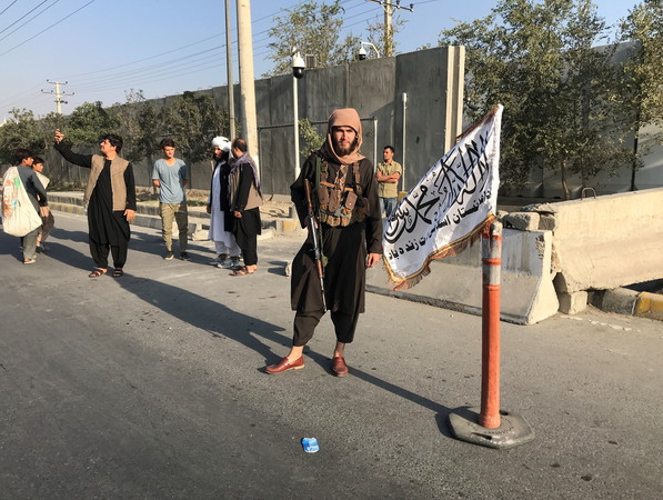 ▲▼一名塔利班成員站在阿富汗喀布爾的內政部外。（圖／路透）