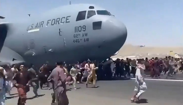 ▲▼阿富汗難民肉身擋美軍機起飛　至少「7人遭輾壓」空中落地摔死。（圖／翻攝自推特）