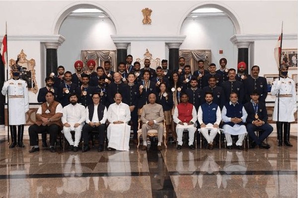 ▲▼ 喬普拉(前排右一) 和印度代表團與官員合照。（圖／翻攝自Facebook／President of India）