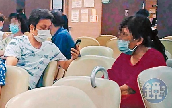 申榮賓（左）與行政人員L女（右）來往密切，還會相約到醫院看診。（已變裝處理）