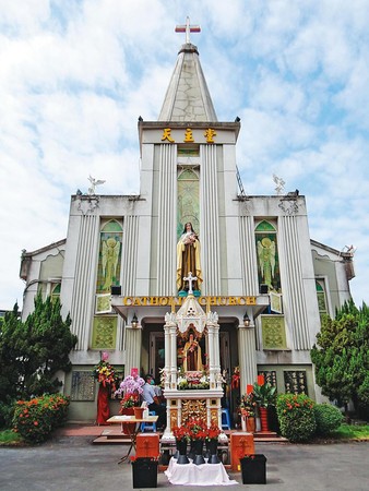 申榮賓任職於左營聖女小德蘭堂（圖），也住在教堂旁的宿舍。（翻攝臉書）