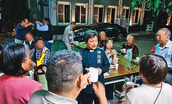 愛喝酒的申榮賓喜歡找教友聚會，席間幾乎都有酒水（黃色箭頭處）相伴。（翻攝臉書）