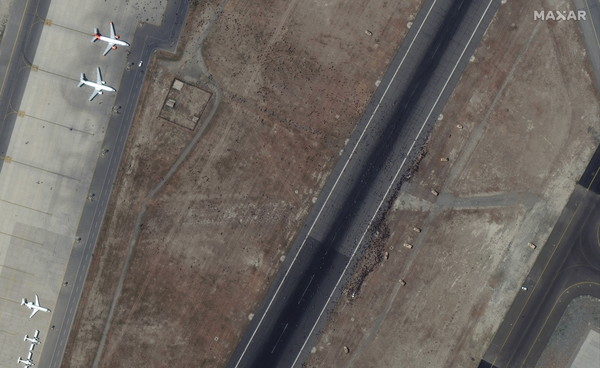 ▲▼喀布爾機場「逃難人潮」衛星照曝光。（圖／路透）