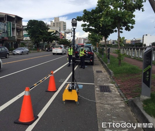 ▲台南市警四分局針對噪音車輛強化稽查取締，推動抓吵法寶「聲音照相」，規劃安平區民眾陳情及噪音車好發路段，機動架設儀器檢測。（圖／記者林悅翻攝，下同）