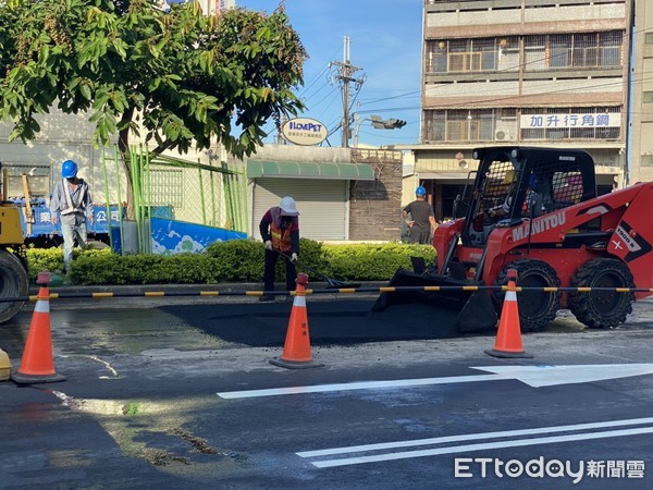 ▲台中文心南路馬路天坑才補又破洞，市府連夜搶修17日下午通車。（圖／市府提供）