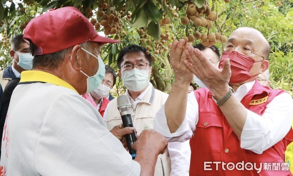 ▲行政院長蘇貞昌日前南下台南，在台南市長黃偉哲陪同下，現勘農損情況。（圖／記者林悅翻攝，下同）