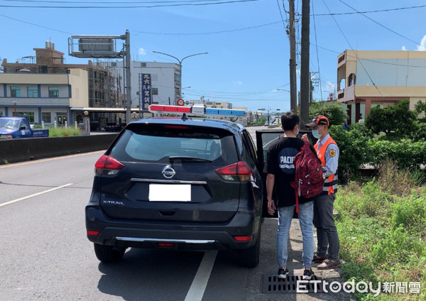 ▲屏東監理站會同警方攔下白牌車違規載客             。（圖／記者陳崑福翻攝，以下同）