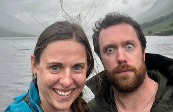 自拍照出現「詭異現象」！　情侶回家Google發現2人幸運逃雷擊。（圖／翻攝自Facebook／Sophie Pass）