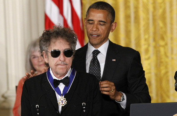 ▲▼巴布狄倫（Bob Dylan）獲頒榮譽勳章。（圖／達志影像／美聯社）