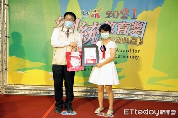▲台南市長黃偉哲親自頒獎，並公開表揚17位總統教育獎獲獎學生，肯定學生的傑出表現。（圖／記者林悅翻攝，下同）