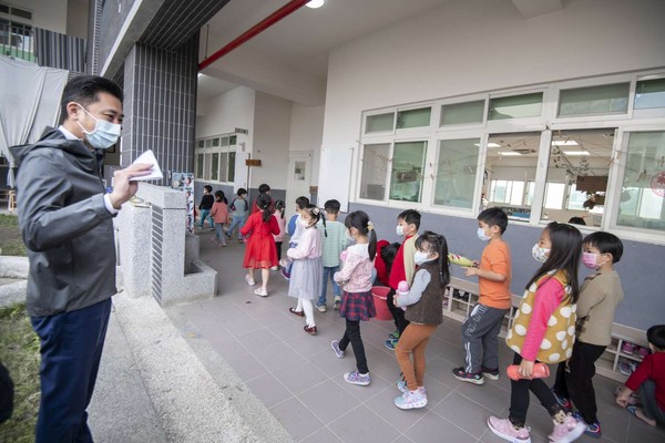 ▲林智堅市長宣布開學守則，1人確診全校停課14天。（圖／新竹市政府提供）