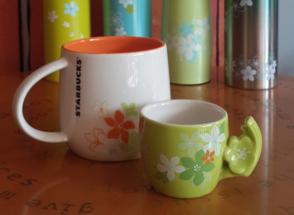 星巴克桐花季限量商品，以綠、橘、藍等色系為主，搭配桐花飛舞的花樣設計。