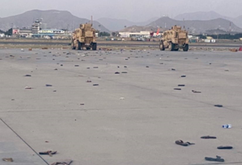 ▲▼ 阿富汗喀布爾國際機場的逃難人潮散去後，現場遺留大量拖鞋。（圖／翻攝自推特）