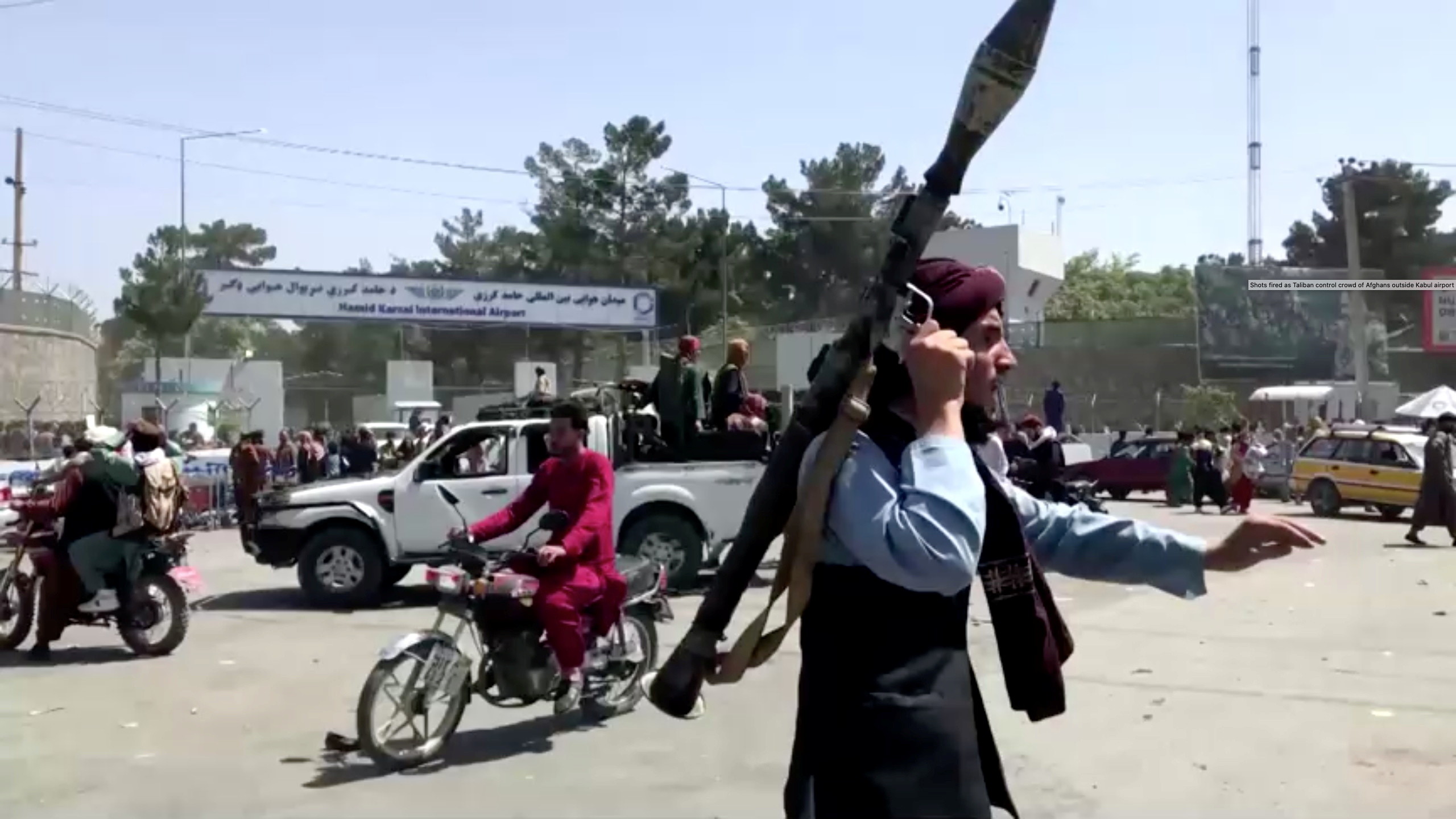 ▲▼ 塔利班戰士在喀布爾機場外持槍驅趕民眾。（圖／路透）
