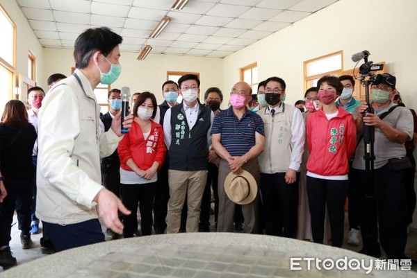 ▲台南市長黃偉哲陪同行政院長蘇貞昌至台南鹽水車站及月津港視察城鎮之心工程「新營鹽水雙星拱月計畫」推動情形，蘇貞昌深表肯定並期許精進優化。（圖／記者林悅翻攝，下同）