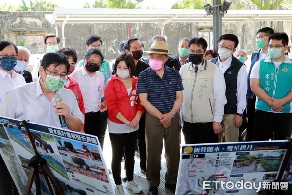 ▲台南市長黃偉哲陪同行政院長蘇貞昌至台南鹽水車站及月津港視察城鎮之心工程「新營鹽水雙星拱月計畫」推動情形，蘇貞昌深表肯定並期許精進優化。（圖／記者林悅翻攝，下同）