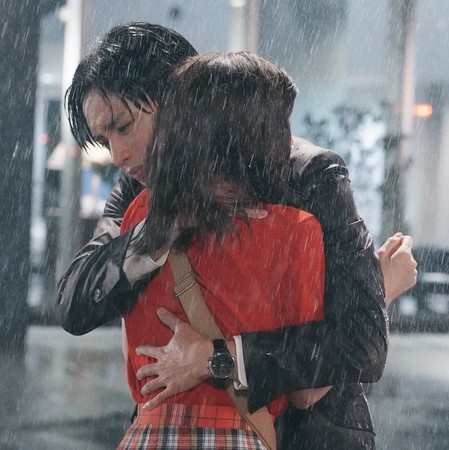 ▲▼劇組推特曬出男女主角雨中緊抱的一幕。（圖／翻攝自推特／日版她很漂亮官方推特）