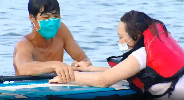 女遊客玩SUP落水：口罩貼緊嘴鼻幾乎無法呼吸！真的很害怕。（圖／東森新聞）