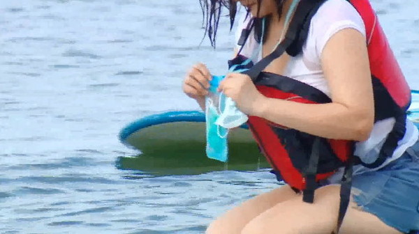女遊客玩SUP落水：口罩貼緊嘴鼻幾乎無法呼吸！真的很害怕。（圖／東森新聞）