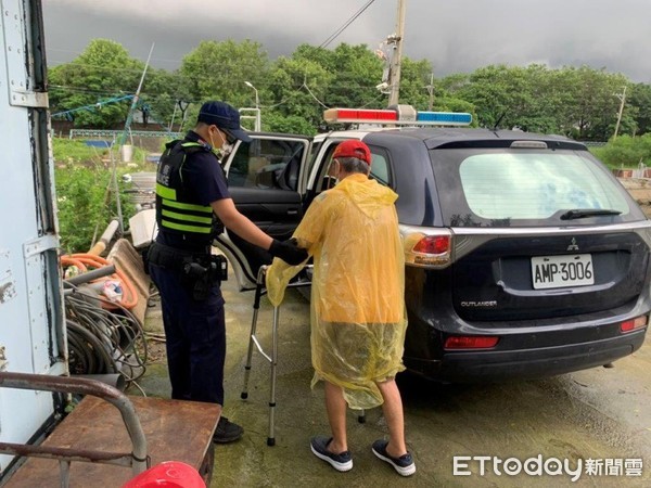 ▲東港警分局興龍派出所警員張智翔、林延蒼載黃姓阿北找到家人             。（圖／記者陳崑福翻攝，以下同）