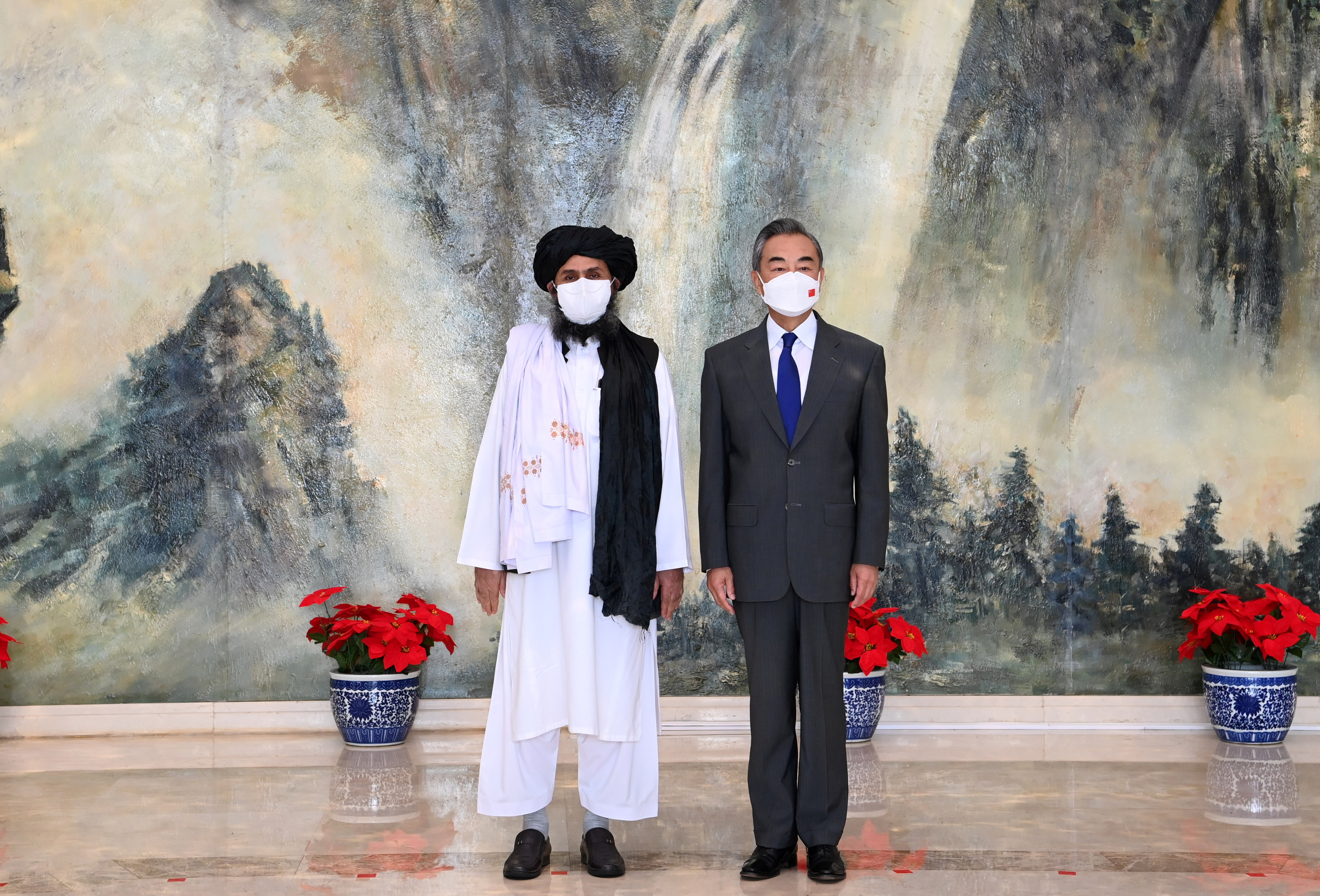 ▲▼中國外交部長王毅7月28日在天津會見塔利班組織代表巴拉達爾。（圖／路透社）