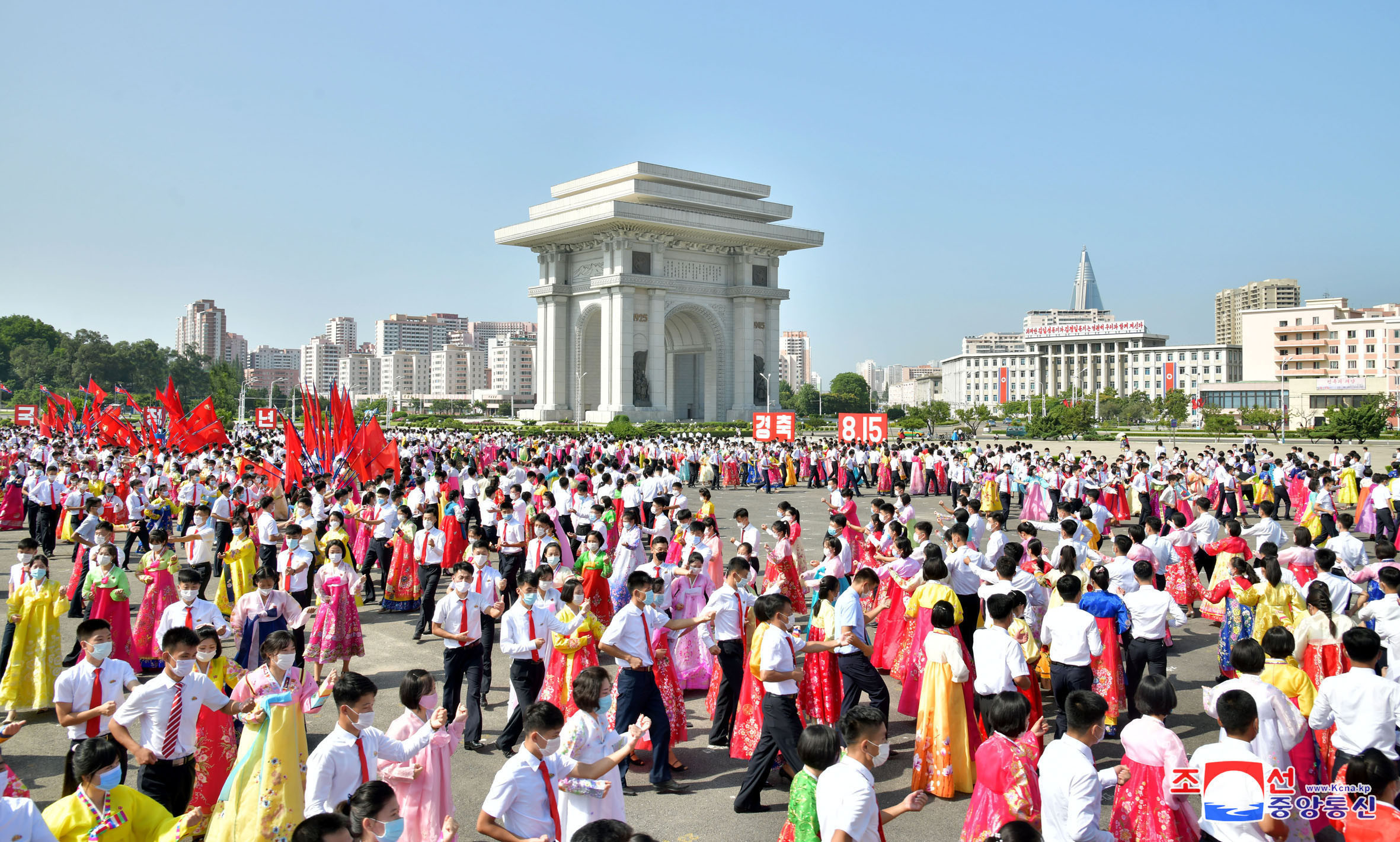▲▼北韓至今仍為新冠「零確診」！眾多年輕男女集結在平壤凱旋門廣場跳舞，慶祝光復76周年。（圖／達志影像）