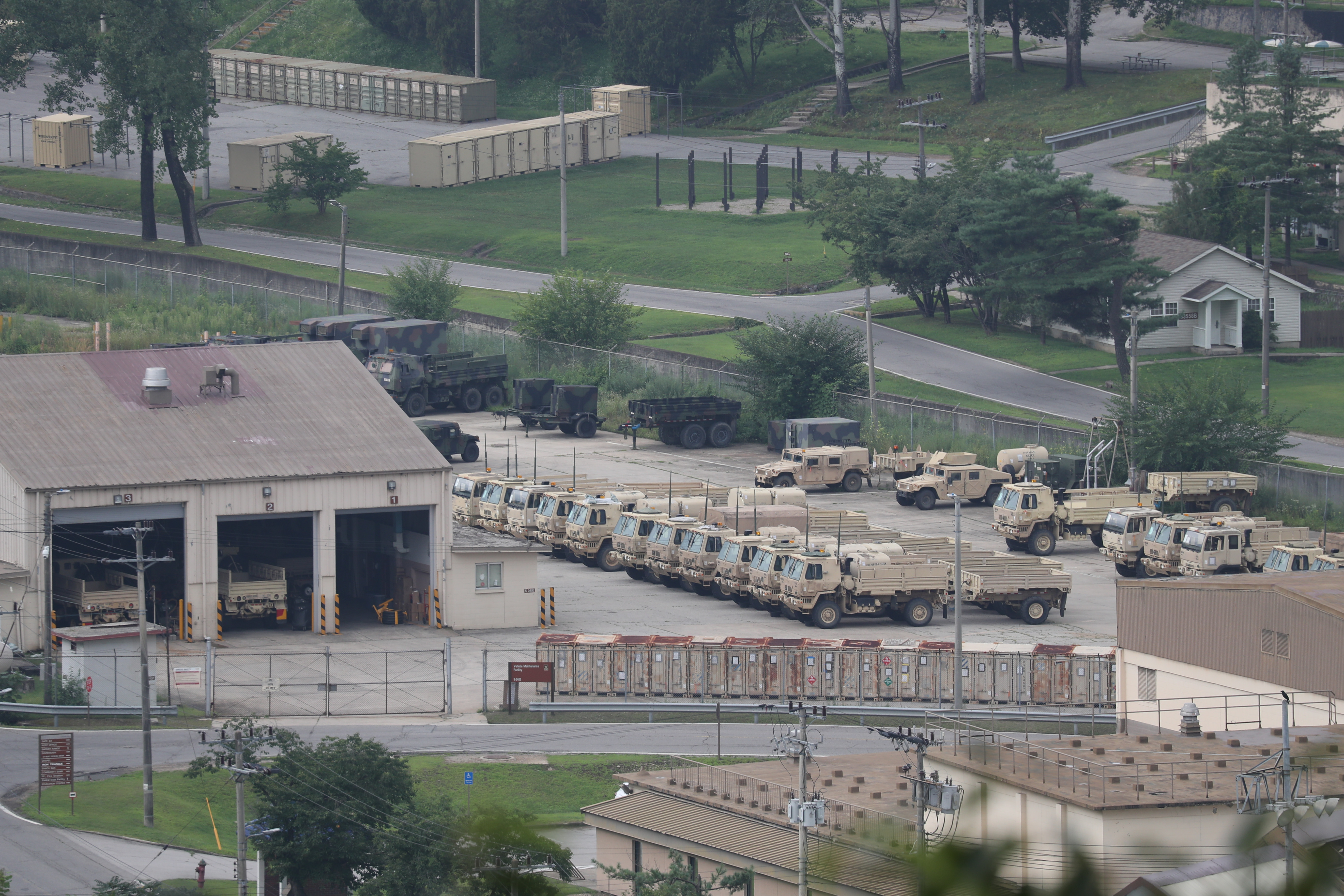 ▲▼漢福瑞營位於京畿道平澤市的駐韓美軍基地，3日營內停滿裝甲車。（圖／達志影像）