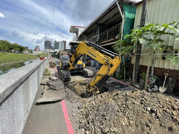 ▲▼高雄市區再爆路面下陷。（圖／高市水利局提供）