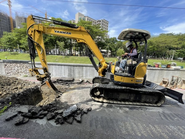 ▲▼高雄市區再爆路面下陷。（圖／高市水利局提供）