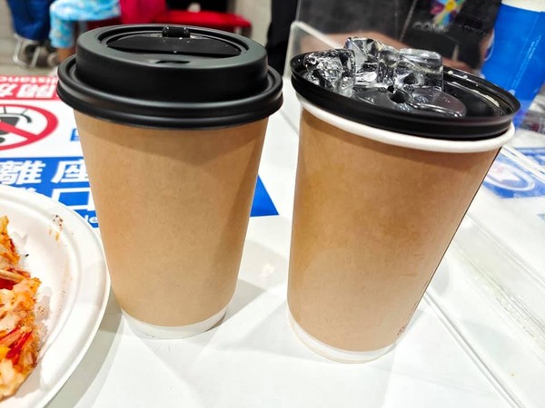 ▲山豬在好事多用餐，不小心打翻熱拿鐵。（圖／翻攝自山豬臉書）