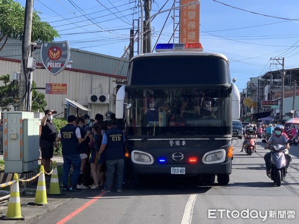 ▲檢警在墾丁民宿逮獲19名詐欺犯             。（圖／記者陳崑福翻攝，以下同）