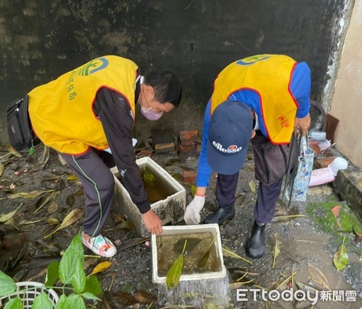 ▲大雨過後，屏東縣大消毒，清除積水容器             。（圖／記者陳崑福翻攝，以下同）