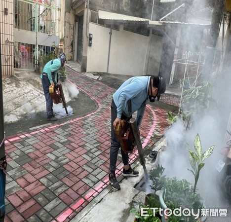 ▲大雨過後，屏東縣大消毒，清除積水容器             。（圖／記者陳崑福翻攝，以下同）