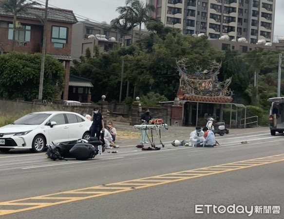 ▲▼3騎士在濕滑路面「犁田」受傷，由救護人員送醫救治。（圖／大園警分局提供）