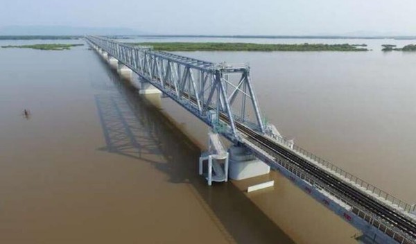▲中俄黑龍江跨將鐵路大橋鋪軌貫通。（圖／翻攝央視）