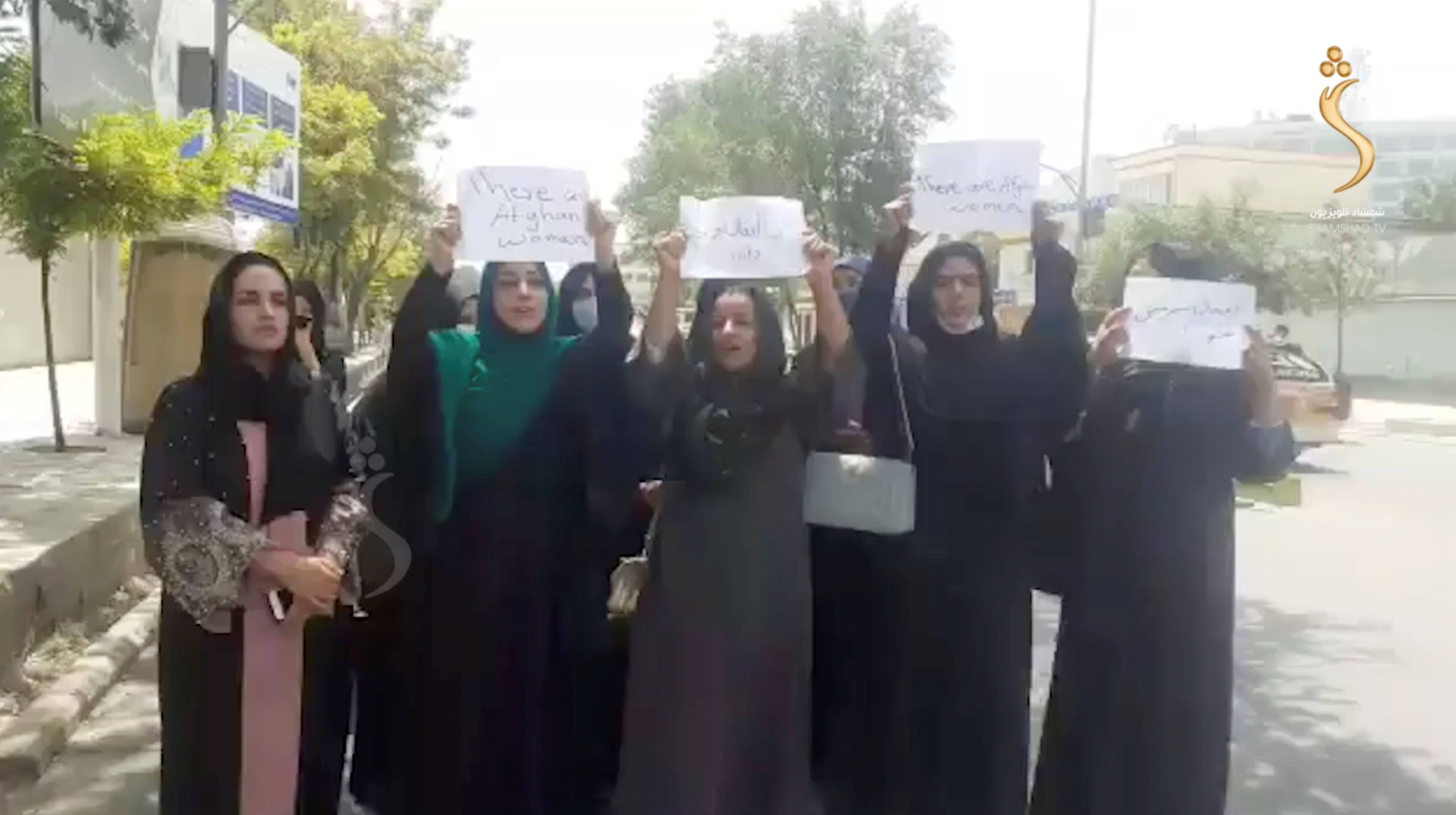 ▲▼ 阿富汗一群婦女17日走上喀布爾街頭，要求塔利班保障女權。（圖／路透）
