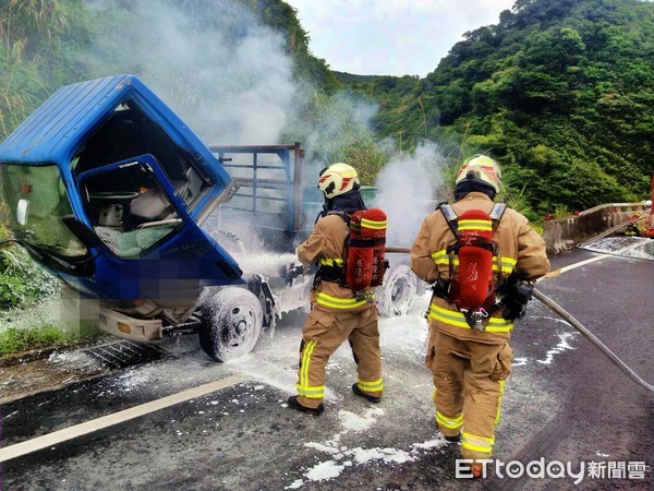 ▲貨車溫度越開高突竄出大量白煙 司機嚇壞急忙跳車逃命。（圖／記者郭世賢翻攝）