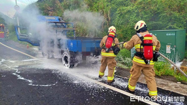 ▲貨車溫度越開高突竄出大量白煙 司機嚇壞急忙跳車逃命。（圖／記者郭世賢翻攝）