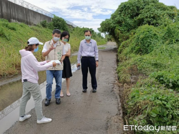 ▲台南市府副秘書長邱忠川18日率工務局、南區區公所等市府團隊，前往空軍基地現場勘查，並深入瞭解民眾投訴路面濕滑狀況。（圖／記者林悅翻攝，下同）