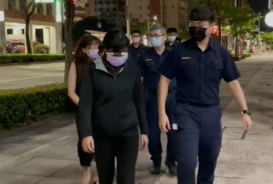 ▲警方查獲高雄某間美容美體護膚會館進行性交易 。（圖／記者洪靖宜翻攝）