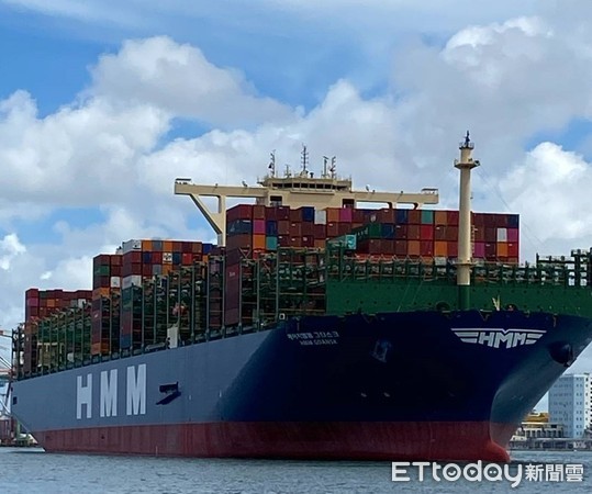 ▲韓新遠洋的2.4萬箱超大型貨櫃船。(圖／業者提供)