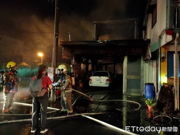 ▲台南市下營區中山路3間連棟式2樓鐵皮建物民宅，19日凌晨發生火警，現場冒出火舌及大量濃煙，消防人員全力搶救中。（圖／記者林悅翻攝，下同）